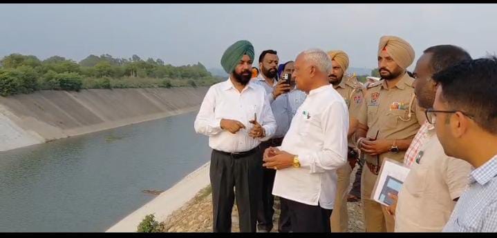 Punjab News: लगभग 50 करोड़ रुपये से माधोपुर हेडवर्क्स के 54 गेटों को मजबूत करके बिजली की मोटरों से चलाने योग्य बनाया गया Punjab News: लगभग 50 करोड़ रुपये से माधोपुर हेडवर्क्स के 54 गेटों को मजबूत करके बिजली की मोटरों से चलाने योग्य बनाया गया