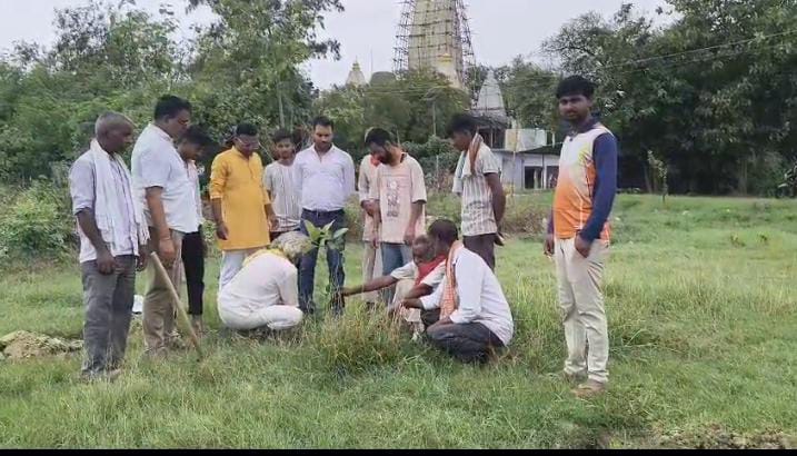 Barabanki News: बाबा मस्तराम दास आश्रम में विहिप-बजरंग दल का वृक्षारोपण एवं मंदिर सफाई अभियान