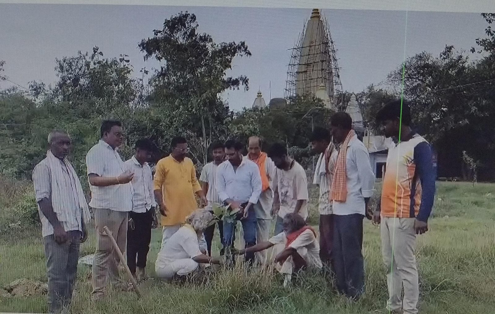 UP News: सेवा सप्ताह के तहत विहिप-बजरंग दल ने किया वृक्षारोपण एवं मंदिर सफाई अभियान