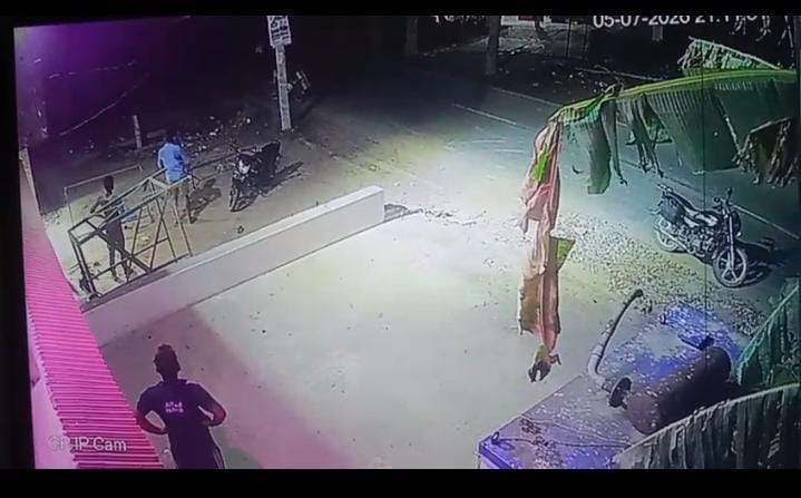 Chandauli News: सीसीटीवी में कैद हुई दबंगई, मुकदमा दर्ज फिर भी आरोपी खुलेआम, पीड़ित ने पुलिस कार्रवाई पर उठाए सवाल