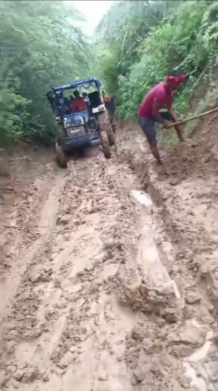 Agra News: प्रसव पीड़ा से तड़पती रही गर्भवती, दलदल में 4 घंटे फंसा ट्रैक्टर-ट्रॉली