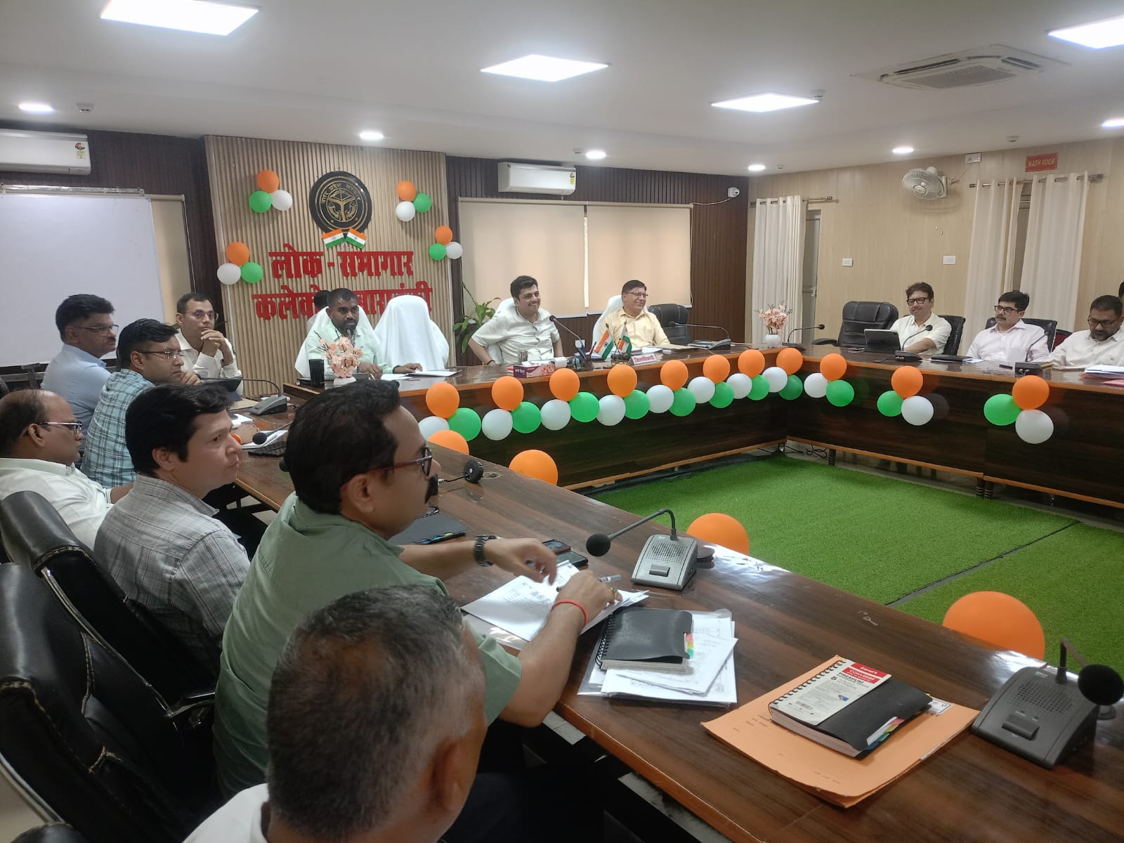 UP News: निर्माण कार्यों में गुणवत्ता व समयबद्धता के साथ सीएम डैशबोर्ड पर बेहतर प्रदर्शन सुनिश्चित करें : डीएम