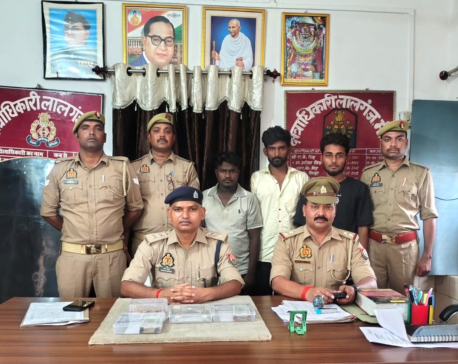 UP News: मिर्जापुर के थाना जिगना पुलिस ने धोखाधड़ी करने वाले तीन शातिर अभियुक्तों को किया गिरफ्तार, ₹1.37 लाख बरामद UP News: मिर्जापुर के थाना जिगना पुलिस ने धोखाधड़ी करने वाले तीन शातिर अभियुक्तों को किया गिरफ्तार, ₹1.37 लाख बरामद