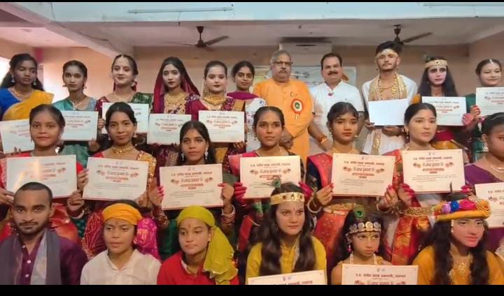 Sitapur News: महमूदाबाद में 15 दिवसीय नाट्य कार्यशाला का समापन, कलाकारों ने मंचन से बिखेरा रंग Sitapur News: महमूदाबाद में 15 दिवसीय नाट्य कार्यशाला का समापन, कलाकारों ने मंचन से बिखेरा रंग