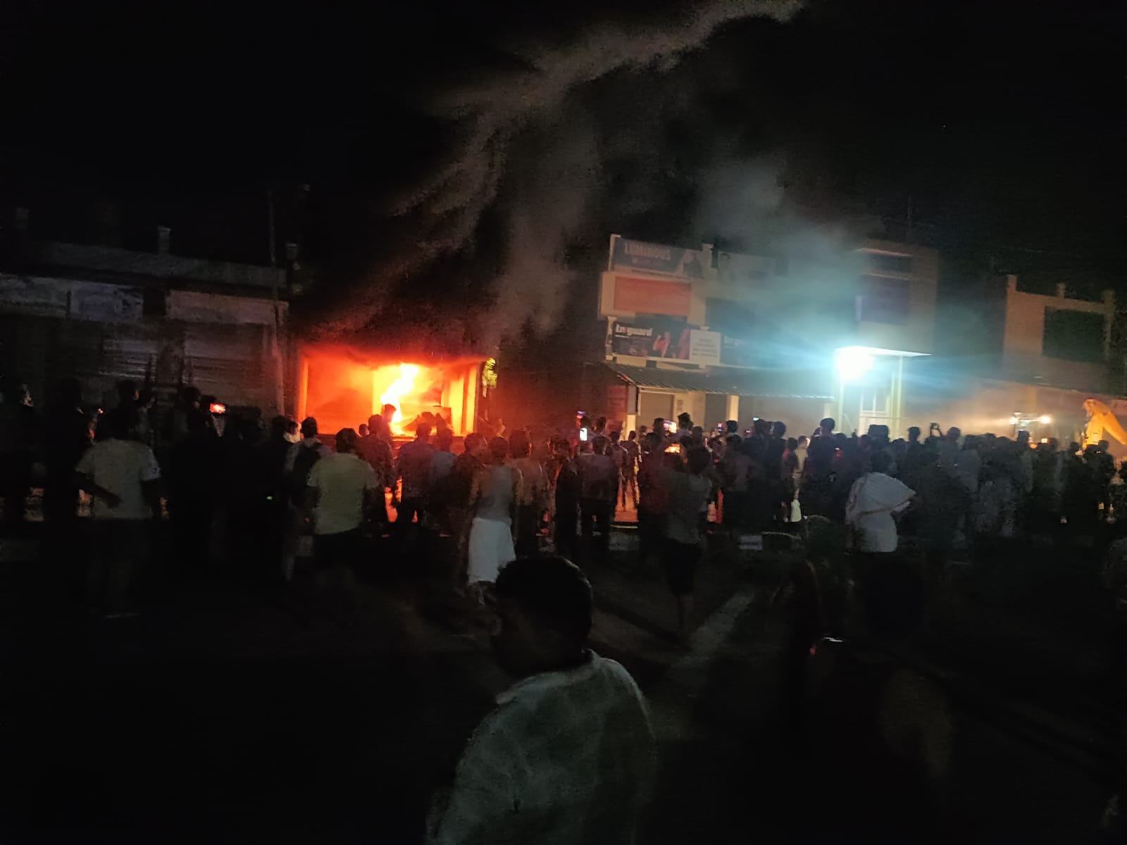 Chandauli News: चहनियां में किराना दुकान में भीषण आग, लाखों का सामान और नकदी जलकर राख Chandauli News: चहनियां में किराना दुकान में भीषण आग, लाखों का सामान और नकदी जलकर राख