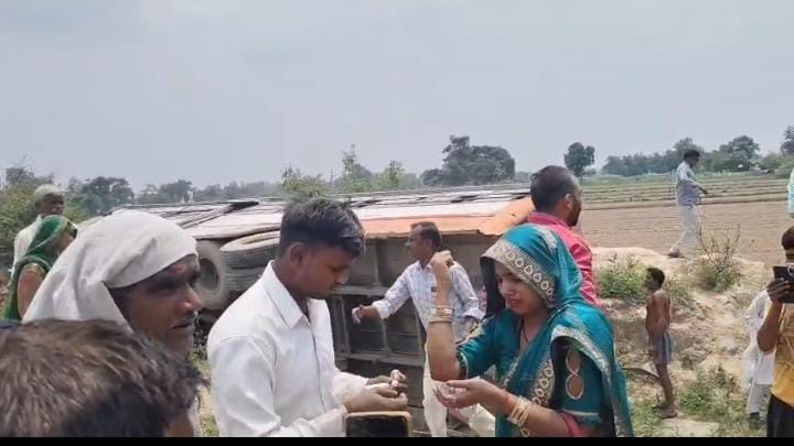 Hardoi News: हाईवे पर ट्रक से टकराकर पलटी अनियंत्रित रोडवेज बस, 46 यात्रियों में मची चीख-पुकार Hardoi News: हाईवे पर ट्रक से टकराकर पलटी अनियंत्रित रोडवेज बस, 46 यात्रियों में मची चीख-पुकार