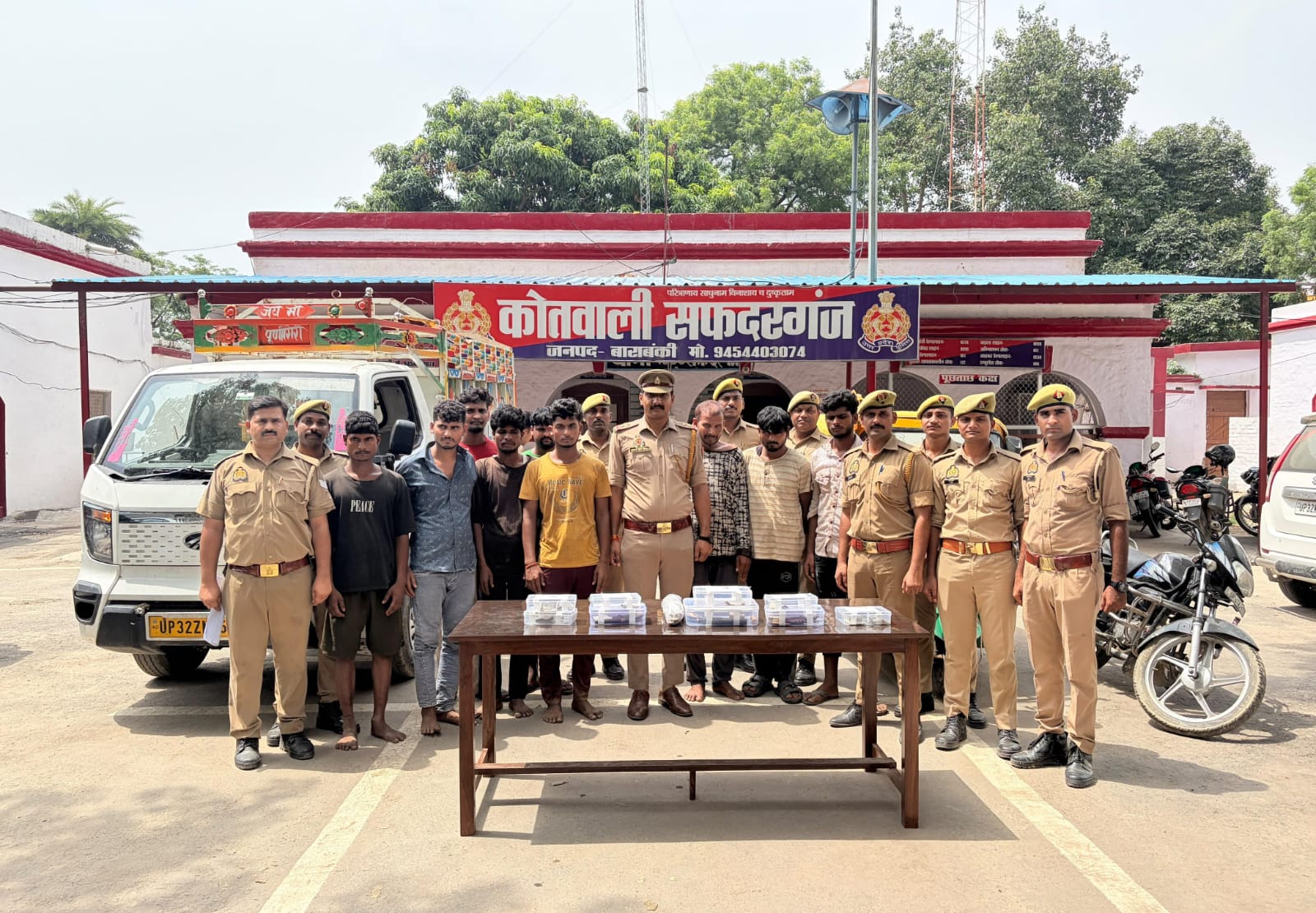 Barabanki News: बाराबंकी में भैंस चोरी गैंग का भंडाफोड़, 9 शातिर चोर गिरफ्तार Barabanki News: बाराबंकी में भैंस चोरी गैंग का भंडाफोड़, 9 शातिर चोर गिरफ्तार