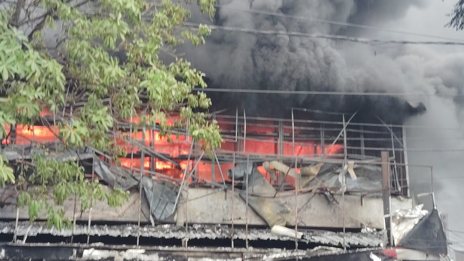 Barabanki News: ऑटो पार्ट्स दुकान में भीषण आग, दमकल की कई गाड़ियां बुझाने में जुटीं, धुआं 2 किमी दूर तक दिखा Barabanki News: ऑटो पार्ट्स दुकान में भीषण आग, दमकल की कई गाड़ियां बुझाने में जुटीं, धुआं 2 किमी दूर तक दिखा
