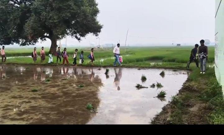 Chandauli News: ‘शिक्षा के मंदिर’ तक कीचड़ भरा रास्ता! चंदौली के हड़ीका विद्यालय की तस्वीरों ने उठाए बड़े सवाल Chandauli News: ‘शिक्षा के मंदिर’ तक कीचड़ भरा रास्ता! चंदौली के हड़ीका विद्यालय की तस्वीरों ने उठाए बड़े सवाल