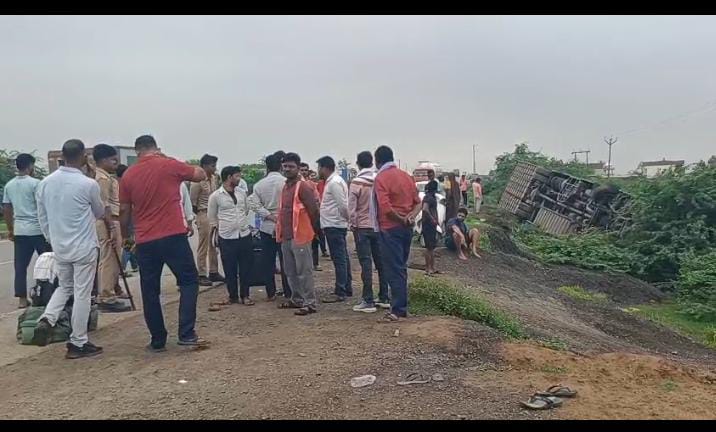 Jalaun News: झांसी-कानपुर हाईवे पर यात्री बस पलटी, ब्रेक जाम होने से हुआ हादसा, बड़ा हादसा टला Jalaun News: झांसी-कानपुर हाईवे पर यात्री बस पलटी, ब्रेक जाम होने से हुआ हादसा, बड़ा हादसा टला