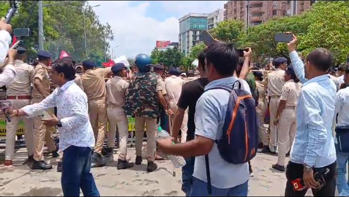 Bihar News: पटना में छात्रों पर लाठीचार्ज,आंसू गैस के गोले दागे, धर्मेंद्र प्रधान के इस्तीफे की मांग को लेकर राजभवन मार्च निकाल रहे थे Bihar News: पटना में छात्रों पर लाठीचार्ज,आंसू गैस के गोले दागे, धर्मेंद्र प्रधान के इस्तीफे की मांग को लेकर राजभवन मार्च निकाल रहे थे
