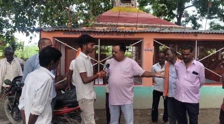 Barabanki News: 60 वर्षों पुराने मंदिर मार्ग पर कब्जे का आरोप, ग्रामीणों में भारी आक्रोश; प्रशासन पर उठे सवाल