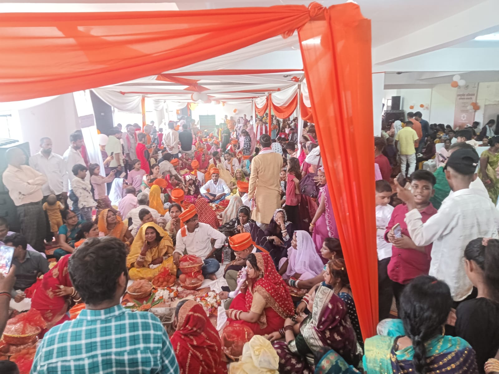 Chandauli News: मुख्यमंत्री सामूहिक विवाह योजना के तहत नियमताबाद में परिणय सूत्र में बंधे 33 जोड़े