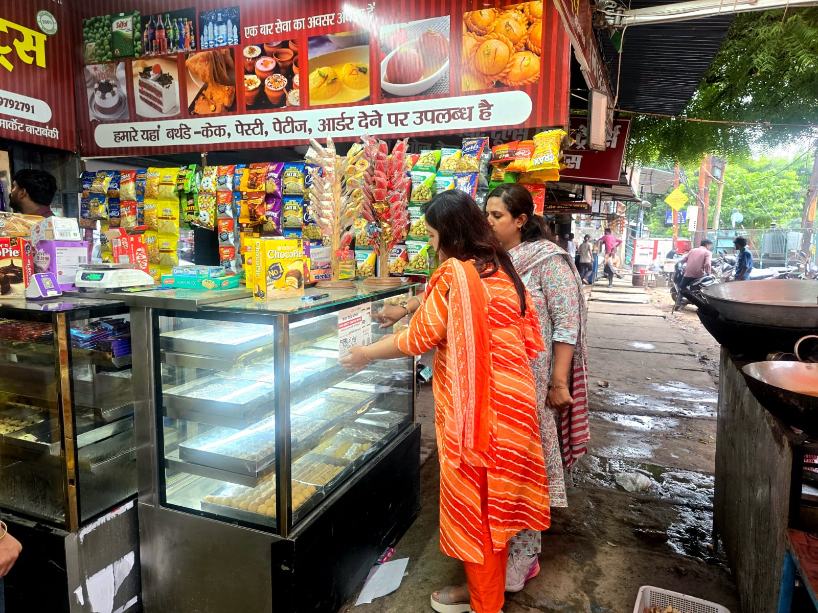 Barabanki News: कांवड़ यात्रा की तैयारियां तेज, मंदिरों के आसपास खाद्य प्रतिष्ठानों का निरीक्षण, कारोबारियों को दिए निर्देश Barabanki News: कांवड़ यात्रा की तैयारियां तेज, मंदिरों के आसपास खाद्य प्रतिष्ठानों का निरीक्षण, कारोबारियों को दिए निर्देश