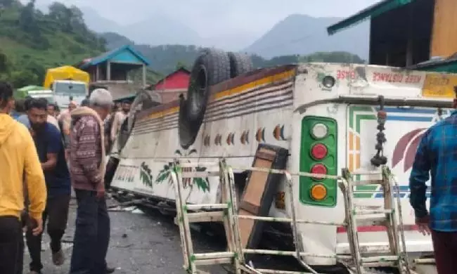 Chamba Bus Accident: चंबा में भीषण बस हादसा,100 फीट नीचे गिरी निजी बस, ड्राइवर-कंडक्टर समेत 8 की मौत Chamba Bus Accident: चंबा में भीषण बस हादसा,100 फीट नीचे गिरी निजी बस, ड्राइवर-कंडक्टर समेत 8 की मौत