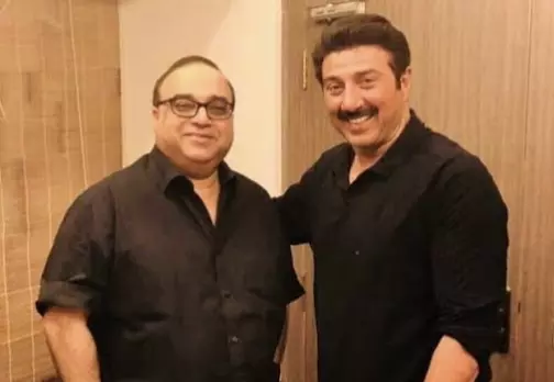 Sunny Deol-Rajkumar Santoshi Films: सनी देओल को बनाया बॉक्स ऑफिस का बादशाह, अब ‘बंटवारा 1947’ में फिर दिखेगी संतोषी संग हिट जोड़ी Sunny Deol-Rajkumar Santoshi Films: सनी देओल को बनाया बॉक्स ऑफिस का बादशाह, अब ‘बंटवारा 1947’ में फिर दिखेगी संतोषी संग हिट जोड़ी
