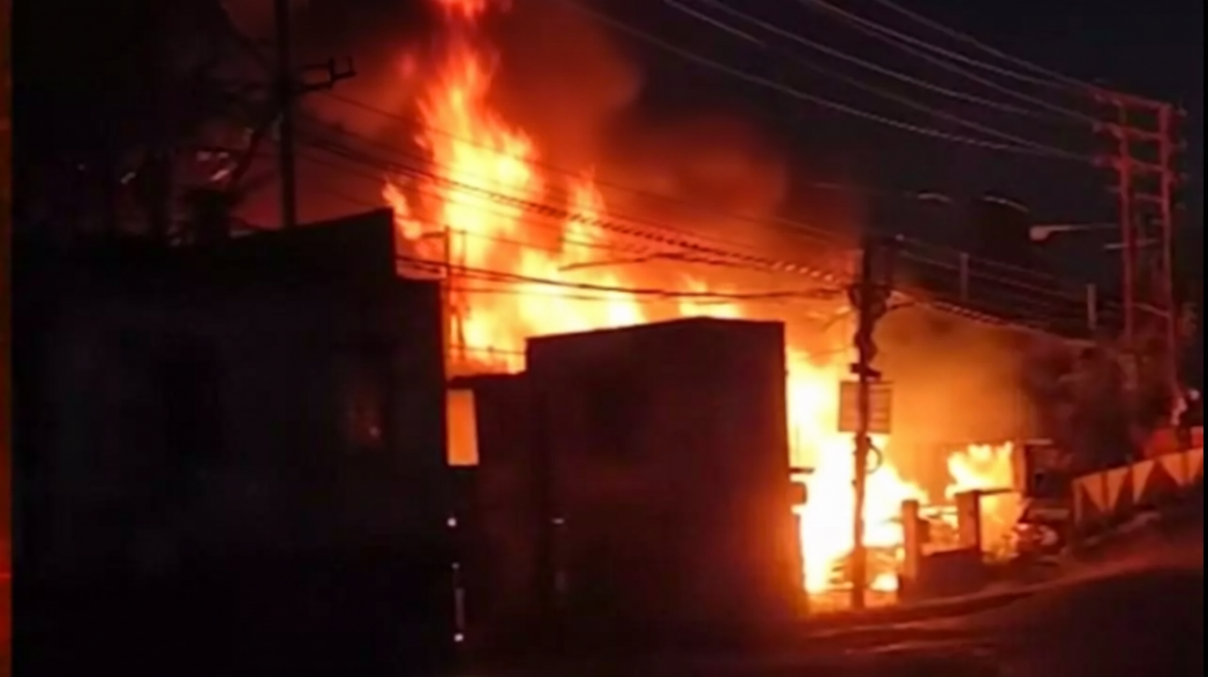 Kolkata Car Showroom Fire: कोलकाता में फिर आग का तांडव, जेसोर रोड के पास कार शोरूम धू-धूकर जला Kolkata Car Showroom Fire: कोलकाता में फिर आग का तांडव, जेसोर रोड के पास कार शोरूम धू-धूकर जला
