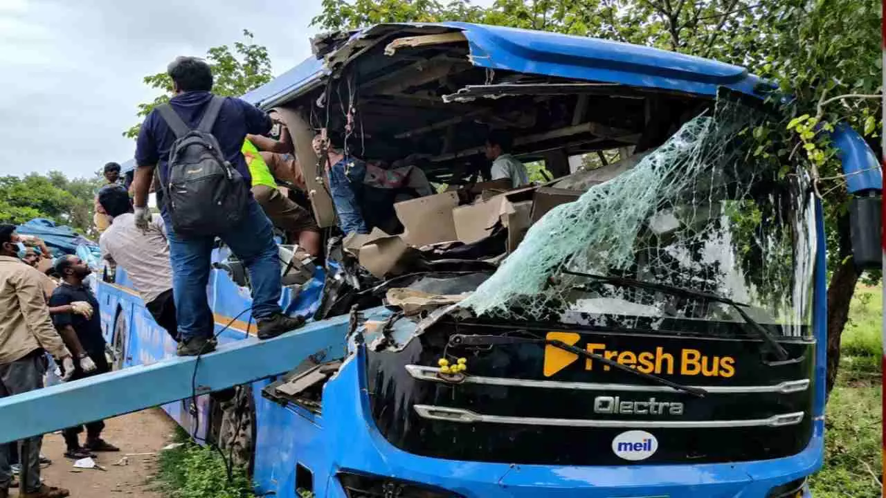 Telangana Suryapet Bus Accident: हैदराबाद से आ रही बस का खौफनाक एक्सीडेंट, कंटेनर से टकराते ही मचा हड़कंप Telangana Suryapet Bus Accident: हैदराबाद से आ रही बस का खौफनाक एक्सीडेंट, कंटेनर से टकराते ही मचा हड़कंप