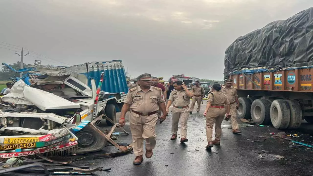 Kasganj road accident: श्रद्धालुओं से भरी पिकअप को ट्रक ने रौंदा, कासगंज हादसे में 6 लोगों की गई जान