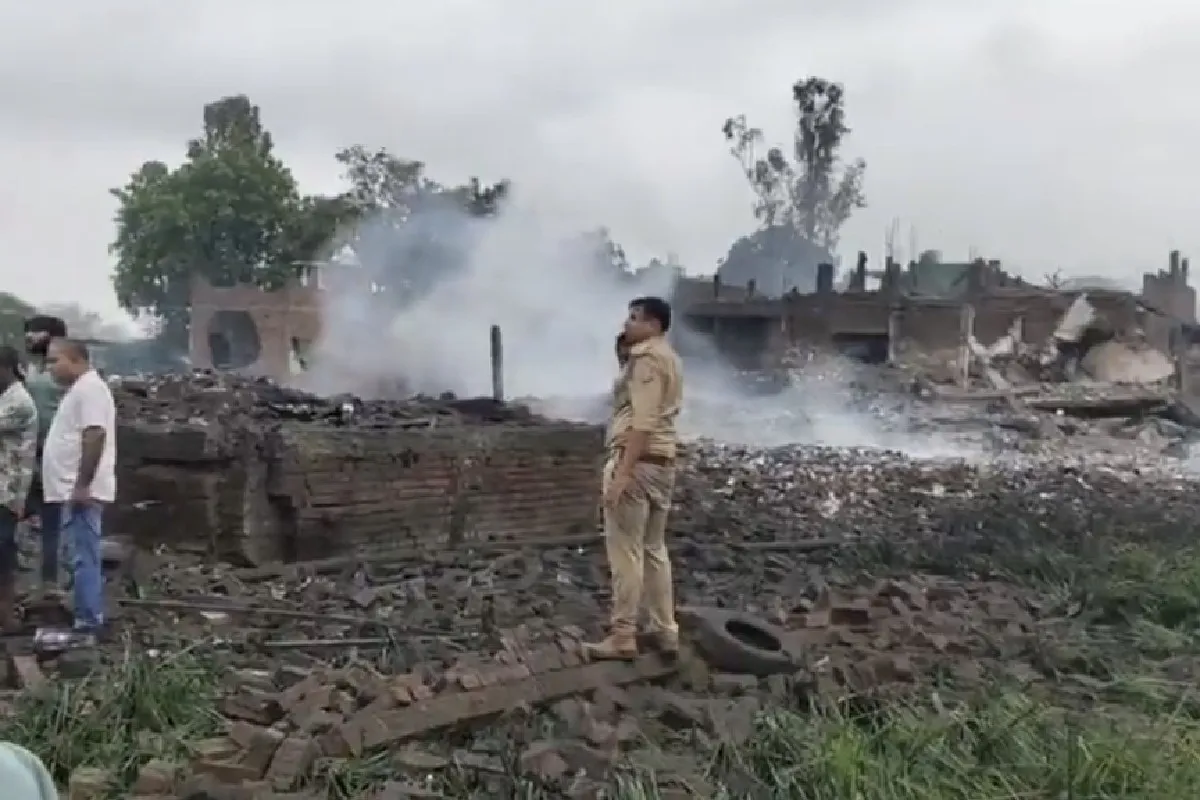 Prayagraj News: प्रयागराज-कौशांबी बॉर्डर पर पटाखा फैक्ट्री में ब्लास्ट, मलबे में फंसे लोगों की तलाश जारी Prayagraj News: प्रयागराज-कौशांबी बॉर्डर पर पटाखा फैक्ट्री में ब्लास्ट, मलबे में फंसे लोगों की तलाश जारी