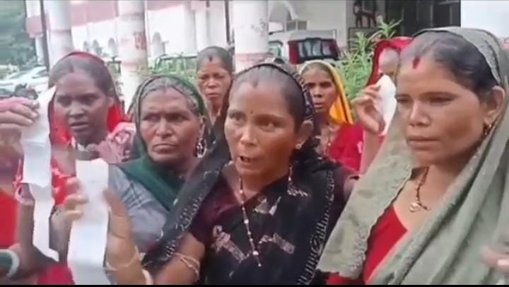 Sheopur News: राशन कार्ड पर हर महीने कट रही पर्ची, अनाज नहीं मिला, कलेक्टर से गुहार लगाने पहुंचीं आदिवासी महिलाएं Sheopur News: राशन कार्ड पर हर महीने कट रही पर्ची, अनाज नहीं मिला, कलेक्टर से गुहार लगाने पहुंचीं आदिवासी महिलाएं