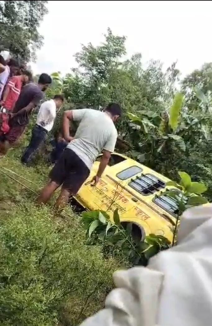Barabanki News: तेज रफ्तार बनी हादसे की वजह, आशा पब्लिक स्कूल की वैन खाई में गिरी, 14 बच्चे बाल-बाल बचे Barabanki News: तेज रफ्तार बनी हादसे की वजह, आशा पब्लिक स्कूल की वैन खाई में गिरी, 14 बच्चे बाल-बाल बचे