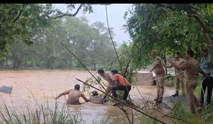Chandauli News: राजदरी जलप्रपात पर बारिश के बीच फंसे दो युवक, वन विभाग और पुलिस ने किया रेस्क्यू Chandauli News: राजदरी जलप्रपात पर बारिश के बीच फंसे दो युवक, वन विभाग और पुलिस ने किया रेस्क्यू