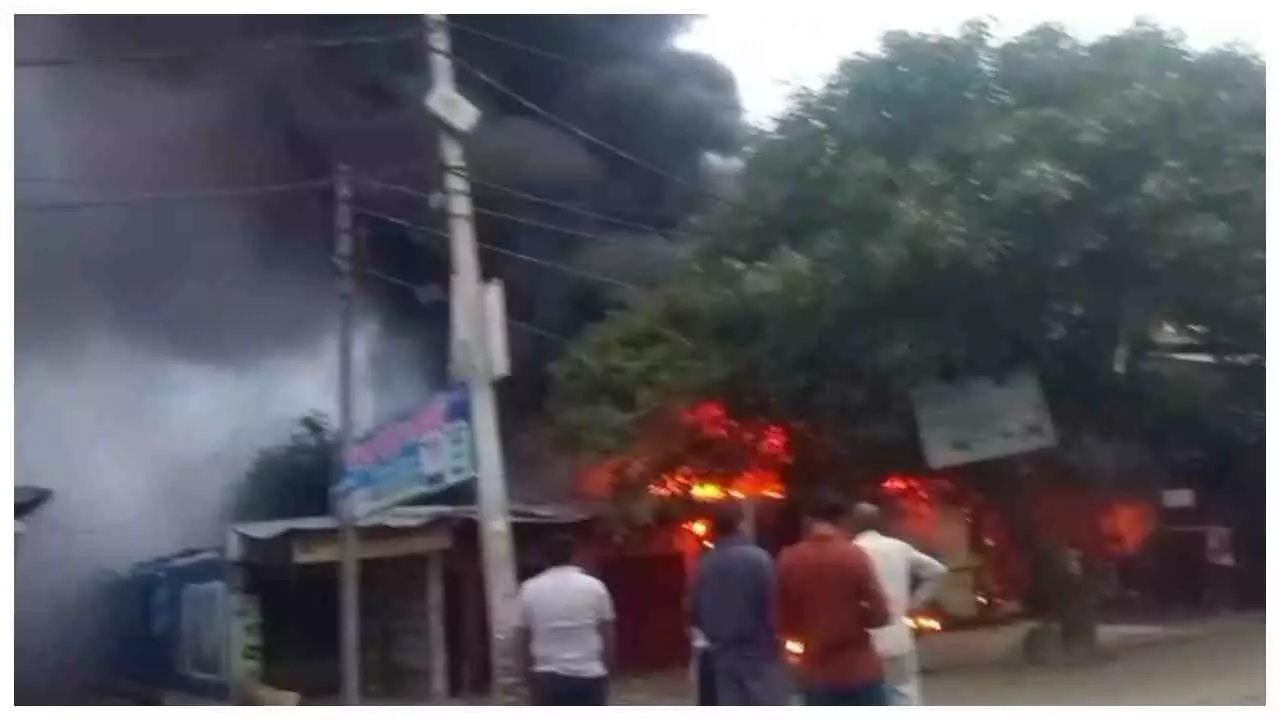 Bareilly News: हार्डवेयर और परचून की दुकान में भीषण आग, लाखों का सामान जलकर खाक Bareilly News: हार्डवेयर और परचून की दुकान में भीषण आग, लाखों का सामान जलकर खाक