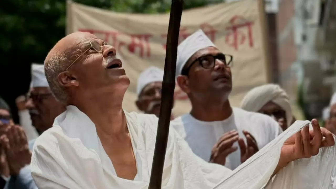 Mahatma Gandhi Movie: मनोज बाजपेयी के गांधी लुक ने मचाई हलचल, शुरू हुई फिल्म की शूटिंग Mahatma Gandhi Movie: मनोज बाजपेयी के गांधी लुक ने मचाई हलचल, शुरू हुई फिल्म की शूटिंग