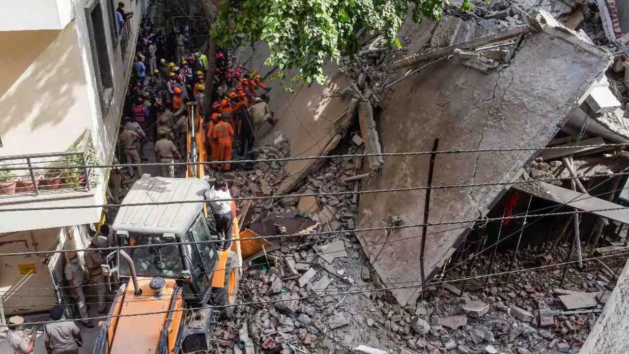Delhi Building Collapse: सत्य निकेतन में भरभराकर गिरी बहुमंजिला इमारत, मलबे में तब्दील हुआ पूरा ढांचा Delhi Building Collapse: सत्य निकेतन में भरभराकर गिरी बहुमंजिला इमारत, मलबे में तब्दील हुआ पूरा ढांचा