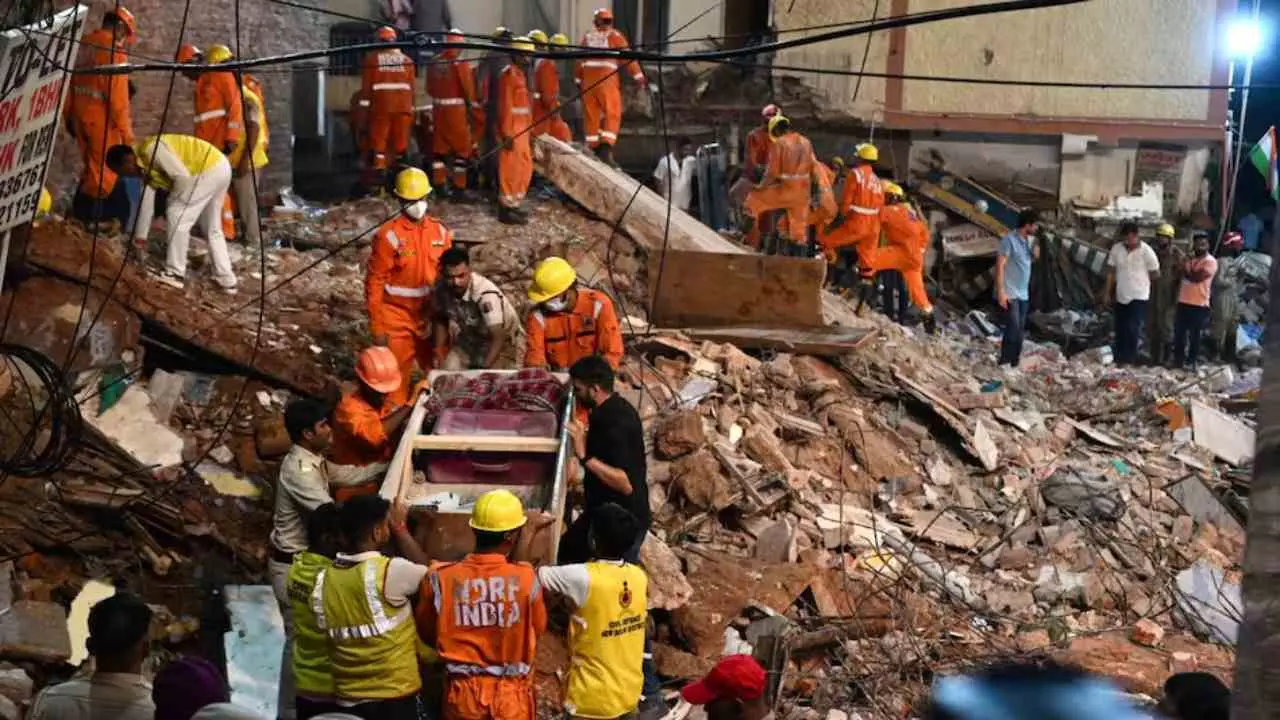 Satya Niketan building collapse: सत्य निकेतन बिल्डिंग हादसे में 6 की मौत और 11 घायल, फरार मकान मालिक की तलाश में ताबड़तोड़ छापेमारी Satya Niketan building collapse: सत्य निकेतन बिल्डिंग हादसे में 6 की मौत और 11 घायल, फरार मकान मालिक की तलाश में ताबड़तोड़ छापेमारी