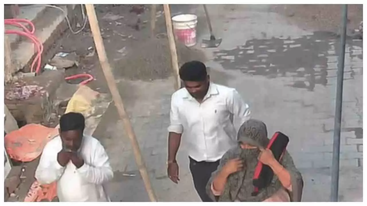 Hapur News: मदद के बहाने महिला से ठगी, लाखों के जेवर-नकदी लेकर फरार Hapur News: मदद के बहाने महिला से ठगी, लाखों के जेवर-नकदी लेकर फरार