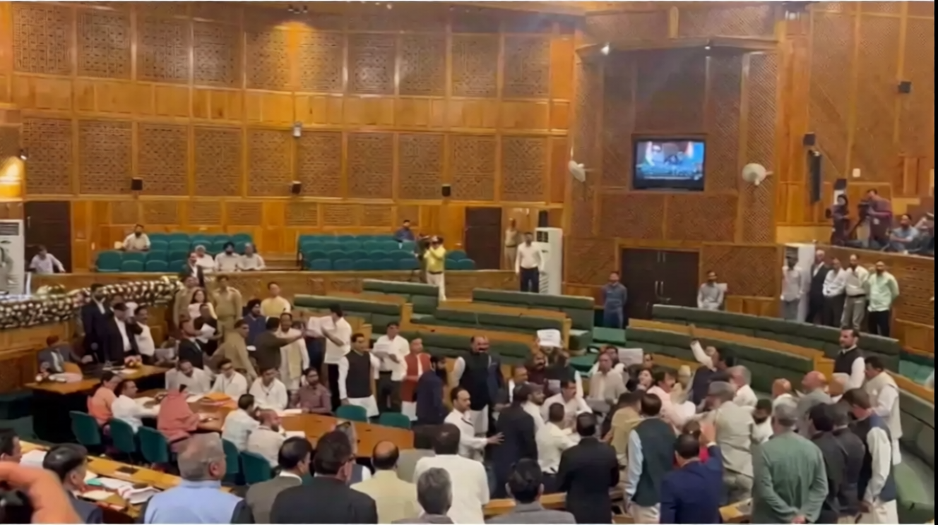 J&K Assembly Autumn Session: J&K विधानसभा में पहले दिन ही हंगामा, बढ़ी बिजली दरों के खिलाफ BJP विधायकों का विरोध J&K Assembly Autumn Session: J&K विधानसभा में पहले दिन ही हंगामा, बढ़ी बिजली दरों के खिलाफ BJP विधायकों का विरोध