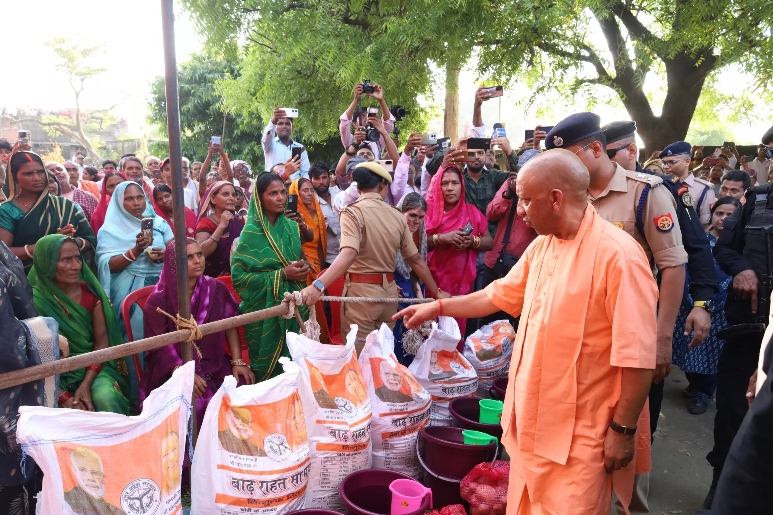 Kushinagar Flood: नारायणी नदी का जलस्तर बढ़ने से टूटा एपी तटबंध, कई गांवों में घुसा बाढ़ का पानी !