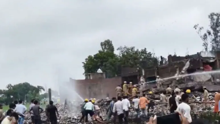 Kaushambi Blast: 11 परिवारों को मिला कभी न भरने वाला जख्म, सस्पेंड लाइसेंस के बाद भी चलता रहा बारूद का कारोबार?