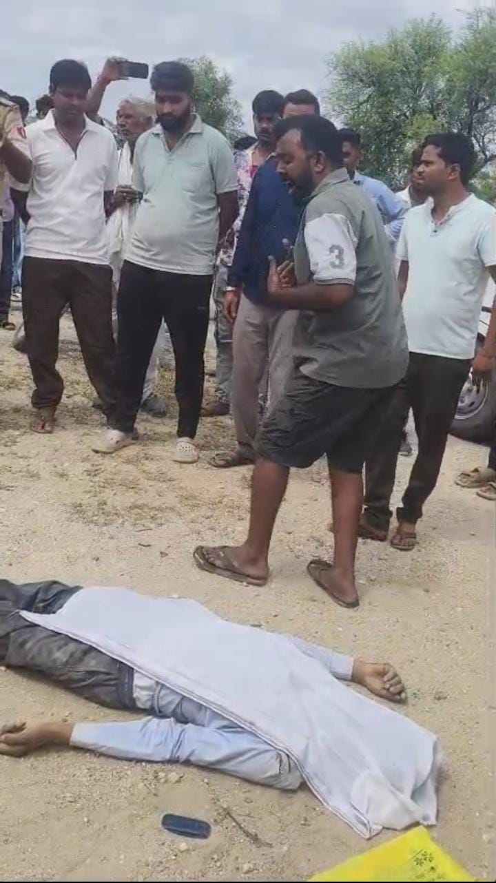 Rajasthan News: ट्रैक्टर की टक्कर से शिक्षक की मौत, तेज रफ्तार बजरी वाहनों पर कार्रवाई की मांग Rajasthan News: ट्रैक्टर की टक्कर से शिक्षक की मौत, तेज रफ्तार बजरी वाहनों पर कार्रवाई की मांग