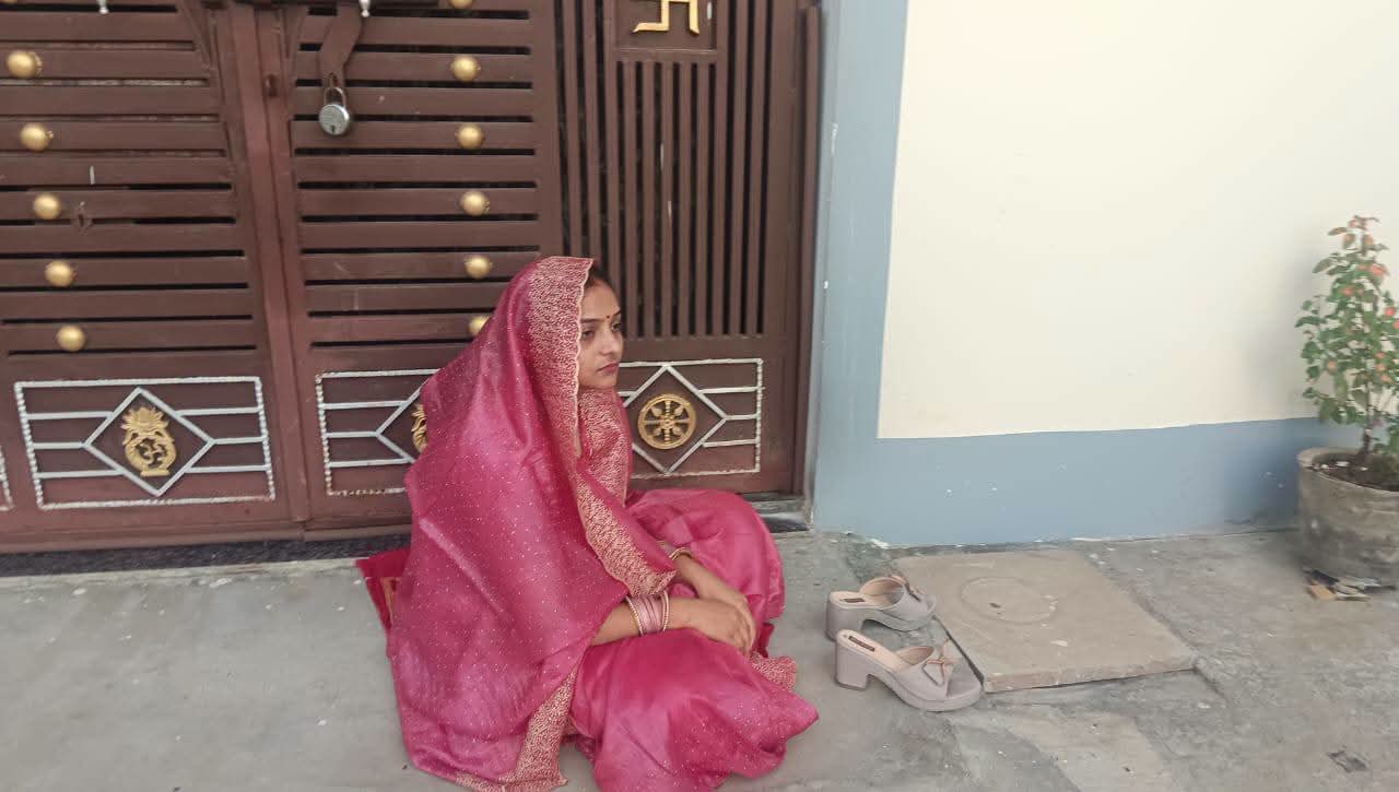 Bihar News: शादी के बाद ससुराल नहीं लेने आया तो खुद पहुंची विवाहिता, घर में एंट्री नहीं मिली तो दरवाजे पर धरने पर बैठी