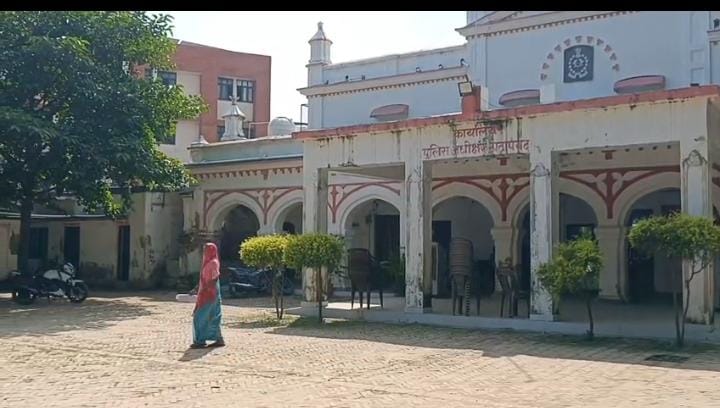 Pratapgarh News: प्रतापगढ़ में महिला से मारपीट और नाबालिग बेटी को ले जाने के प्रयास का आरोप! Pratapgarh News: प्रतापगढ़ में महिला से मारपीट और नाबालिग बेटी को ले जाने के प्रयास का आरोप!
