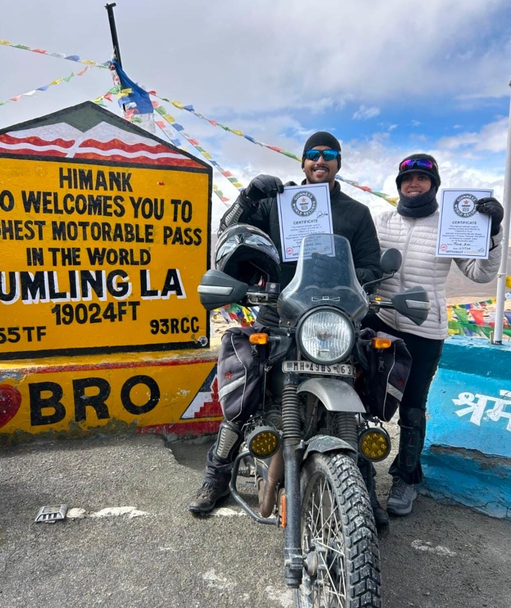The highest motorable road: भीलवाड़ा के दंपति ने 19,024 फीट की ऊंचाई पर लहराया तिरंगा, बनाया यादगार रिकॉर्ड! The highest motorable road: भीलवाड़ा के दंपति ने 19,024 फीट की ऊंचाई पर लहराया तिरंगा, बनाया यादगार रिकॉर्ड!