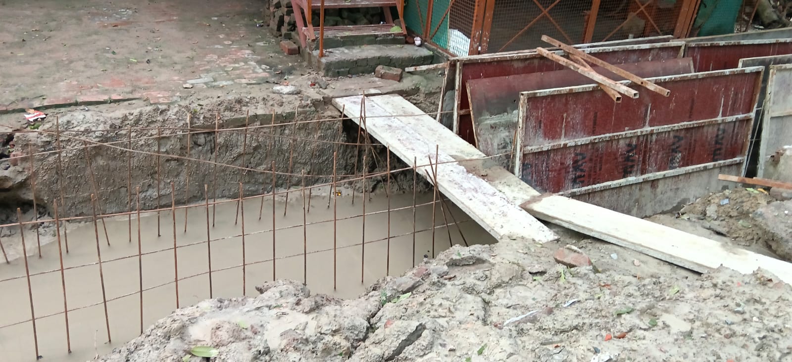 Barabanki News: सड़क निर्माण में जंग लगी सरिया के इस्तेमाल का आरोप, गुणवत्ता पर उठे सवाल ! Barabanki News: सड़क निर्माण में जंग लगी सरिया के इस्तेमाल का आरोप, गुणवत्ता पर उठे सवाल !