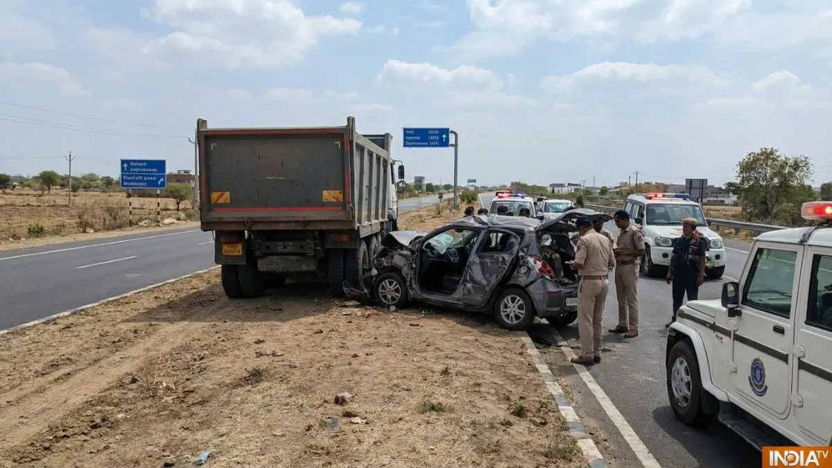 Surat Road Accident: भारतमाला एक्सप्रेसवे पर दर्दनाक हादसा, कार सवार चार लोगों ने मौके पर तोड़ा दम ! Surat Road Accident: भारतमाला एक्सप्रेसवे पर दर्दनाक हादसा, कार सवार चार लोगों ने मौके पर तोड़ा दम !