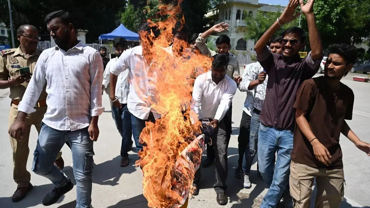 Lucknow University Students Protest: लखनऊ विश्वविद्यालय में छात्रों का उग्र प्रदर्शन, मुख्य चुनाव आयुक्त के इस्तीफे की मांग ! Lucknow University Students Protest: लखनऊ विश्वविद्यालय में छात्रों का उग्र प्रदर्शन, मुख्य चुनाव आयुक्त के इस्तीफे की मांग !