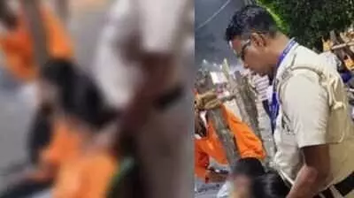 Kolkata Viral Video Case: दुर्गा पूजा पंडाल के बाहर युवती से यौन उत्पीड़न का आरोप, पुलिस ASI गिरफ्तार ! Kolkata Viral Video Case: कोलकाता में दुर्गा पूजा पंडाल में 21 वर्षीय युवती का यौन शोषण का सनसनीखेज मामला सामने आया है। आरोप वहां सुरक्षा पर तैनात पुलिस ASI पर लगा है जिससे सामाजिक कार्यक्रमों के दौरान महिलाओं की सुरक्षा को लेकर गंभीर सवाल खड़े हो गए हैं। जिस पुलिसकर्मी पर कानून-व्यवस्था बनाए रखने की जिम्मेदारी थी, उसी पर महिला वॉलंटियर के साथ यौन उत्पीड़न का आरोप लगा है। न्यू अलीपुर स्थित मशहूर सुरुचि संघ (Suruchi Sangha) के दुर्गा पूजा पंडाल के बाहर हुई कथित घटना का वीडियो सोशल मीडिया पर वायरल होने के बाद पश्चिम बंगाल पुलिस के एक असिस्टेंट सब-इंस्पेक्टर (ASI) को गिरफ्तार कर लिया गया है। 21 वर्षीय महिला की लिखित शिकायत के आधार पर पुलिस ने कार्रवाई की है। क्या है पूरा मामला? मीडिया रिपोर्ट्स के मुताबिक, घटना 17 अक्टूबर की रात करीब 11 बजे से 11:30 बजे के बीच की है। महिला न्यू अलीपुर इलाके में सुरुचि संघ के दुर्गा पूजा पंडाल के निकास द्वार पर वॉलंटियर के तौर पर ड्यूटी कर रही थी। इसी दौरान आरोपी पुलिसकर्मी द्वारा उसके साथ कथित तौर पर अनुचित शारीरिक संपर्क किए जाने का आरोप है। पीड़िता की शिकायत के अनुसार, आरोपी ने उसकी इच्छा के विरुद्ध उसे छुआ। शिकायत के आधार पर पुलिस ने मामला दर्ज किया और आरोपी को हिरासत में लेने के बाद गिरफ्तार कर लिया। पीड़ित महिला की गरिमा को देखते हुए यहां VIRAL वीडियो शेयर नहीं किया जा रहा है कौन है गिरफ्तार पुलिसकर्मी? आरोपी की पहचान 50 वर्षीय कबीरुल हसन मंडल के रूप में हुई है। कुछ मीडिया रिपोर्ट्स में उसका नाम कबीरुल इस्लाम भी बताया गया है। वह कोलकाता आर्म्ड पुलिस (KAP) की तीसरी बटालियन की ‘बी’ कंपनी में असिस्टेंट सब-इंस्पेक्टर (ASI) के पद पर तैनात था। वीडियो वायरल होने के बाद कार्रवाई इस मामले ने उस वक्त तूल पकड़ा, जब कथित घटना का वीडियो सोशल मीडिया पर प्रसारित होने लगा। वीडियो में पुलिसकर्मी महिला के पास बैठकर उसे अनुचित तरीके से छूता हुआ दिखाई देने का दावा किया गया है। इसके बाद पीड़िता की लिखित शिकायत पर कार्रवाई की गई। रिपोर्ट्स के अनुसार, पुलिस ने आरोपी के परिजनों को मामले की सूचना दे दी है और उसके खिलाफ आगे की कानूनी प्रक्रिया जारी है। हालांकि, उपलब्ध ताजा रिपोर्टों में अभी तक अदालत की सुनवाई या मामले के अंतिम फैसले की पुष्टि नहीं हुई है। फिलहाल इस मामले में मुख्य तथ्य आरोपी ASI की गिरफ्तारी और महिला वॉलंटियर की शिकायत है। अभी मामले की जांच चल रही है। Kolkata Viral Video Case: दुर्गा पूजा पंडाल के बाहर युवती से यौन उत्पीड़न का आरोप, पुलिस ASI गिरफ्तार ! Kolkata Viral Video Case: कोलकाता में दुर्गा पूजा पंडाल में 21 वर्षीय युवती का यौन शोषण का सनसनीखेज मामला सामने आया है। आरोप वहां सुरक्षा पर तैनात पुलिस ASI पर लगा है जिससे सामाजिक कार्यक्रमों के दौरान महिलाओं की सुरक्षा को लेकर गंभीर सवाल खड़े हो गए हैं। जिस पुलिसकर्मी पर कानून-व्यवस्था बनाए रखने की जिम्मेदारी थी, उसी पर महिला वॉलंटियर के साथ यौन उत्पीड़न का आरोप लगा है। न्यू अलीपुर स्थित मशहूर सुरुचि संघ (Suruchi Sangha) के दुर्गा पूजा पंडाल के बाहर हुई कथित घटना का वीडियो सोशल मीडिया पर वायरल होने के बाद पश्चिम बंगाल पुलिस के एक असिस्टेंट सब-इंस्पेक्टर (ASI) को गिरफ्तार कर लिया गया है। 21 वर्षीय महिला की लिखित शिकायत के आधार पर पुलिस ने कार्रवाई की है। क्या है पूरा मामला? मीडिया रिपोर्ट्स के मुताबिक, घटना 17 अक्टूबर की रात करीब 11 बजे से 11:30 बजे के बीच की है। महिला न्यू अलीपुर इलाके में सुरुचि संघ के दुर्गा पूजा पंडाल के निकास द्वार पर वॉलंटियर के तौर पर ड्यूटी कर रही थी। इसी दौरान आरोपी पुलिसकर्मी द्वारा उसके साथ कथित तौर पर अनुचित शारीरिक संपर्क किए जाने का आरोप है। पीड़िता की शिकायत के अनुसार, आरोपी ने उसकी इच्छा के विरुद्ध उसे छुआ। शिकायत के आधार पर पुलिस ने मामला दर्ज किया और आरोपी को हिरासत में लेने के बाद गिरफ्तार कर लिया। पीड़ित महिला की गरिमा को देखते हुए यहां VIRAL वीडियो शेयर नहीं किया जा रहा है कौन है गिरफ्तार पुलिसकर्मी? आरोपी की पहचान 50 वर्षीय कबीरुल हसन मंडल के रूप में हुई है। कुछ मीडिया रिपोर्ट्स में उसका नाम कबीरुल इस्लाम भी बताया गया है। वह कोलकाता आर्म्ड पुलिस (KAP) की तीसरी बटालियन की ‘बी’ कंपनी में असिस्टेंट सब-इंस्पेक्टर (ASI) के पद पर तैनात था। वीडियो वायरल होने के बाद कार्रवाई इस मामले ने उस वक्त तूल पकड़ा, जब कथित घटना का वीडियो सोशल मीडिया पर प्रसारित होने लगा। वीडियो में पुलिसकर्मी महिला के पास बैठकर उसे अनुचित तरीके से छूता हुआ दिखाई देने का दावा किया गया है। इसके बाद पीड़िता की लिखित शिकायत पर कार्रवाई की गई। रिपोर्ट्स के अनुसार, पुलिस ने आरोपी के परिजनों को मामले की सूचना दे दी है और उसके खिलाफ आगे की कानूनी प्रक्रिया जारी है। हालांकि, उपलब्ध ताजा रिपोर्टों में अभी तक अदालत की सुनवाई या मामले के अंतिम फैसले की पुष्टि नहीं हुई है। फिलहाल इस मामले में मुख्य तथ्य आरोपी ASI की गिरफ्तारी और महिला वॉलंटियर की शिकायत है। अभी मामले की जांच चल रही है।