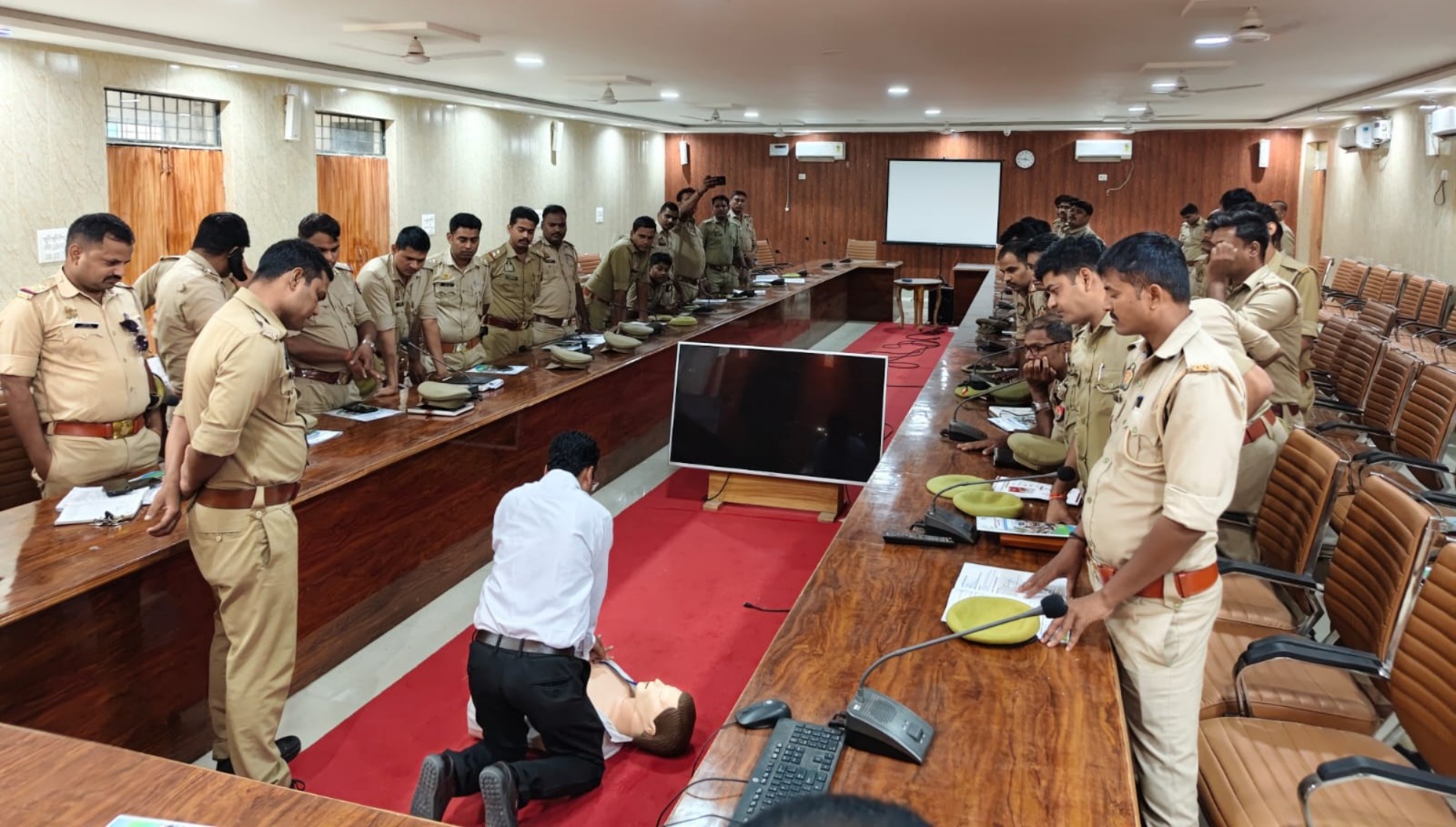Kushinagar News: कुशीनगर में यातायात पुलिसकर्मियों को दिया गया फर्स्ट-एड प्रशिक्षण !