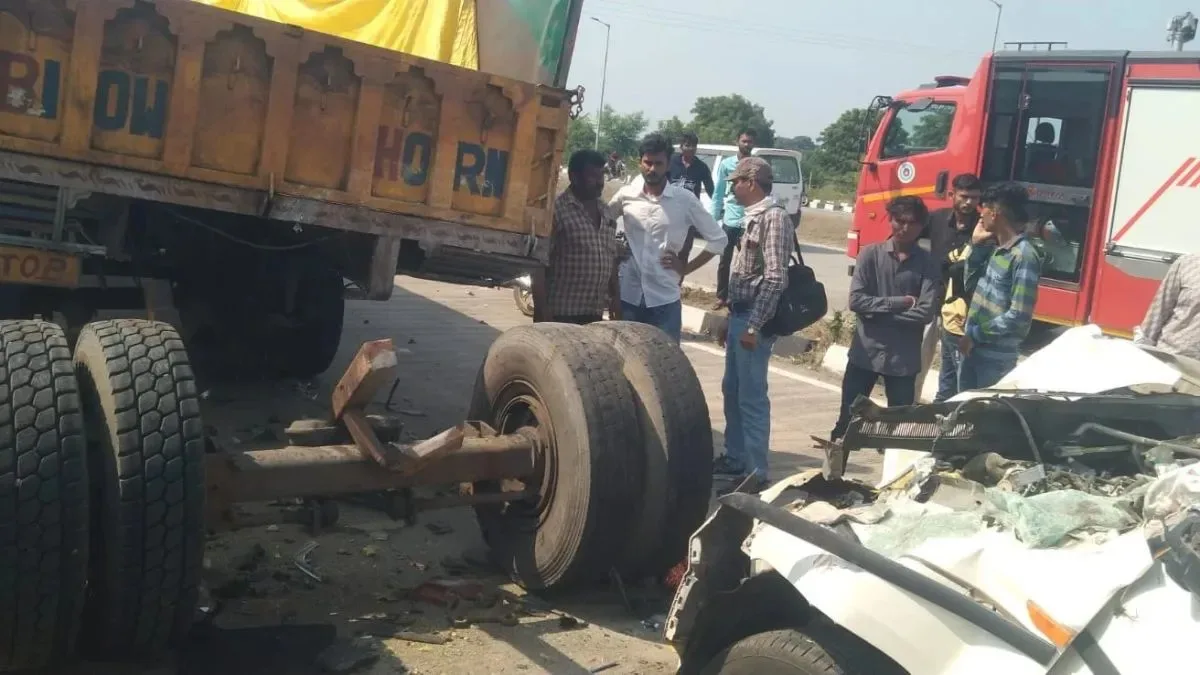 Bhavnagar News: भावनगर में भीषण सड़क हादसा, ट्रेलर में घुसी बोलेरो; छह की मौत, एक गंभीर ! Bhavnagar News: भावनगर में भीषण सड़क हादसा, ट्रेलर में घुसी बोलेरो; छह की मौत, एक गंभीर !