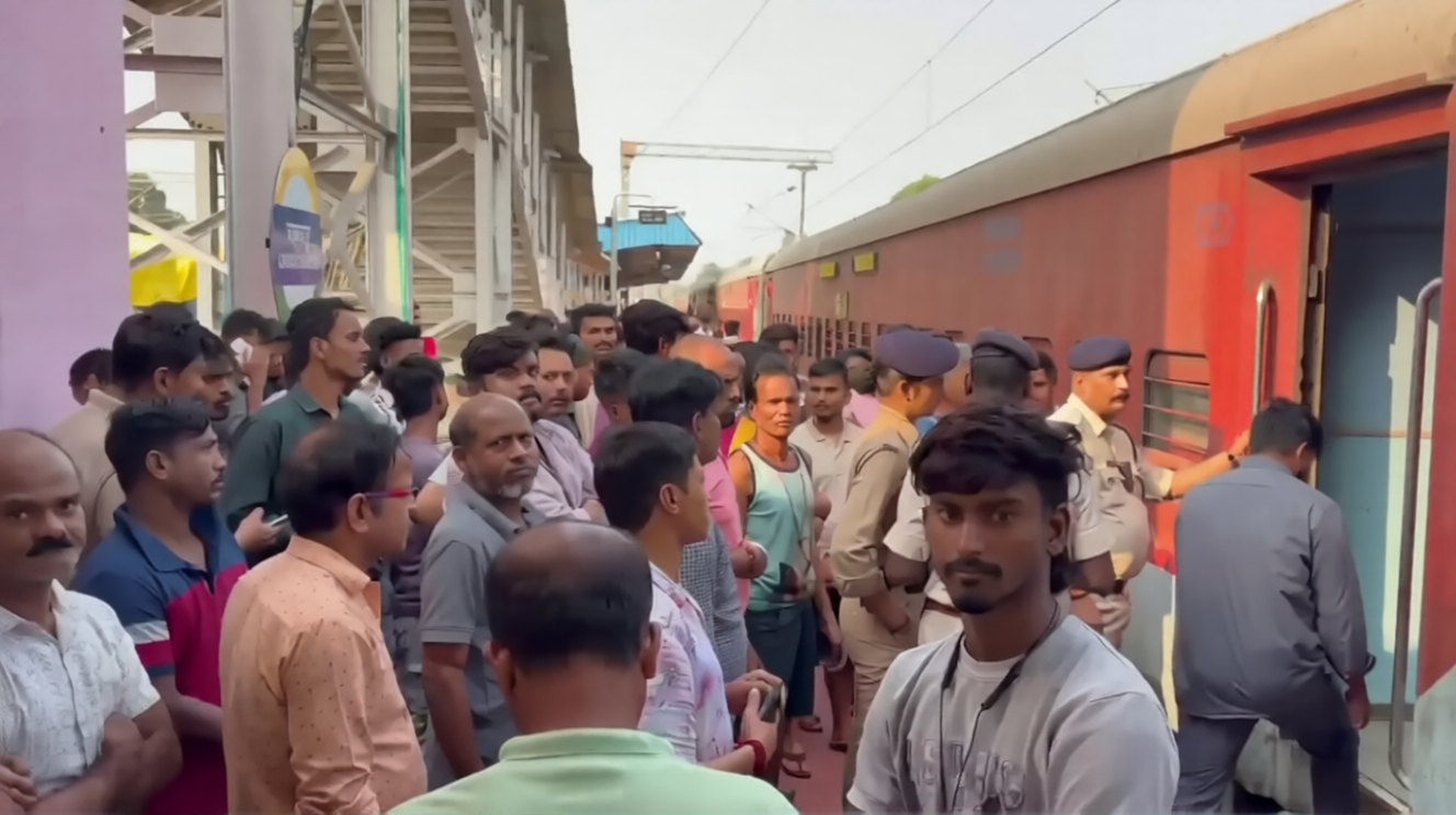 Jharkhand News: चक्रधरपुर रेलवे स्टेशन पर ट्रेन के टॉयलेट में मिला शव, RPF और GRP ने शुरू की जांच ! Jharkhand News: चक्रधरपुर रेलवे स्टेशन पर ट्रेन के टॉयलेट में मिला शव, RPF और GRP ने शुरू की जांच !